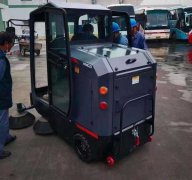 人工清掃效率低？用電動(dòng)掃地車